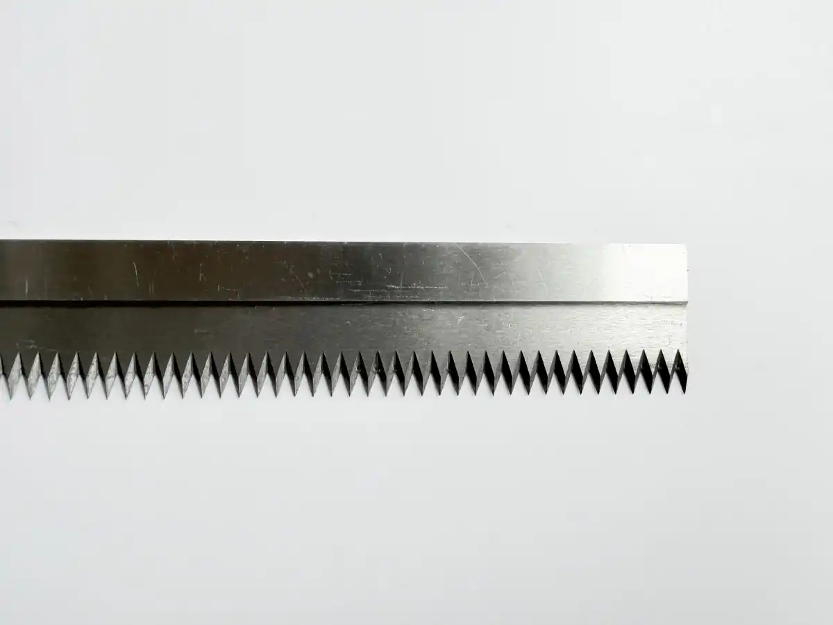 long serrated knife 08